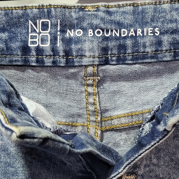 No Boundaries Juniors High-Waisted Distressed Stone Wash Jean Shorts Size 11 🐈 - Picture 3 of 12